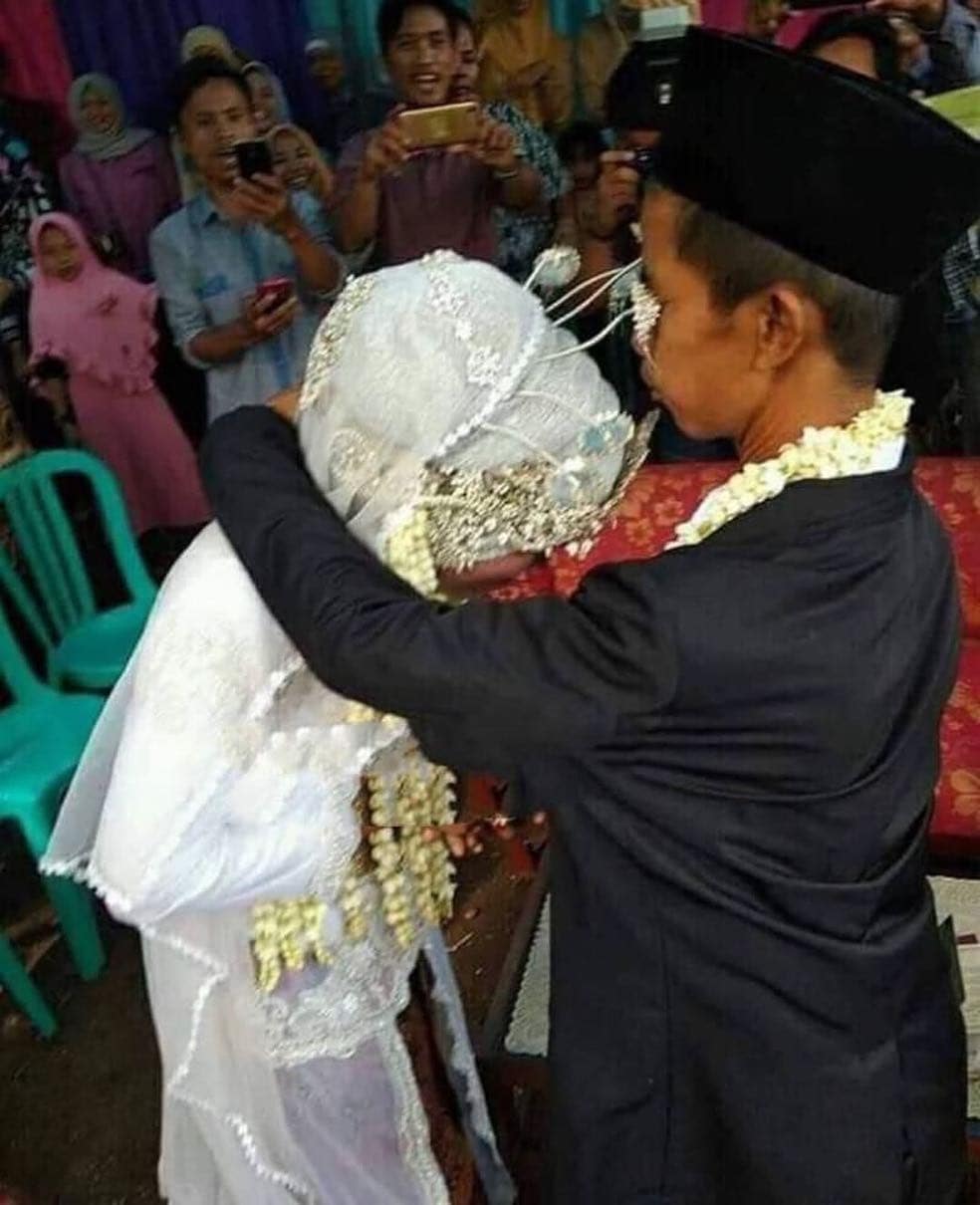 Momen koca saat orang kecolok ini bakal bikin kamu cekikikan